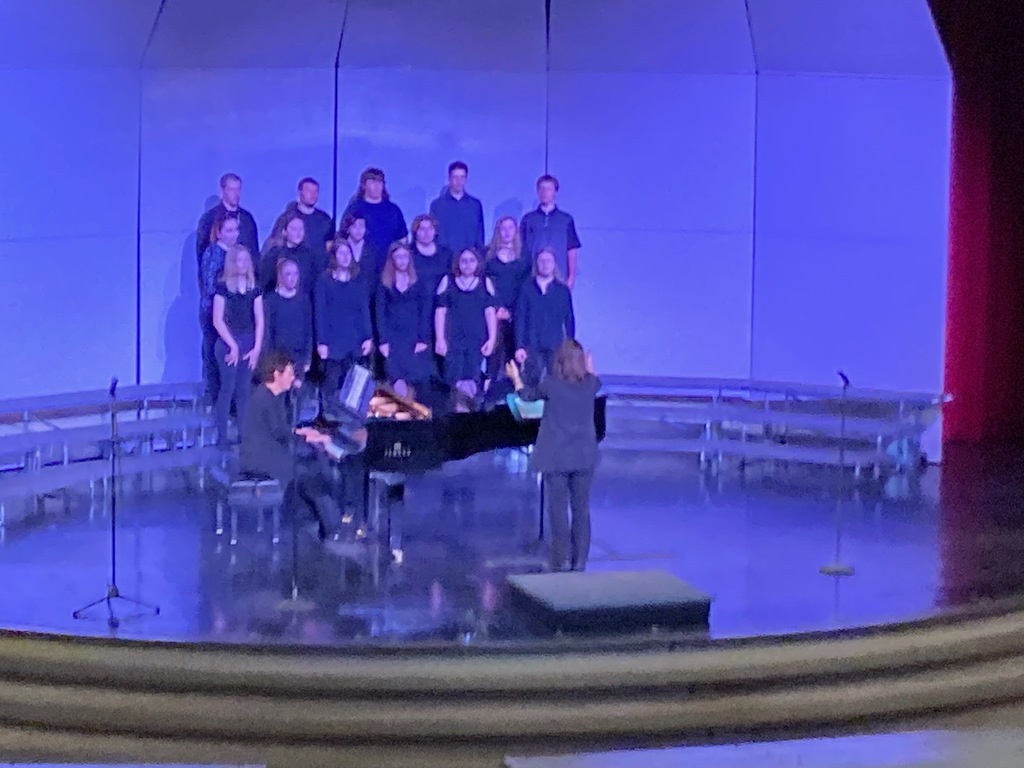 A second picture of the HS Choir 
