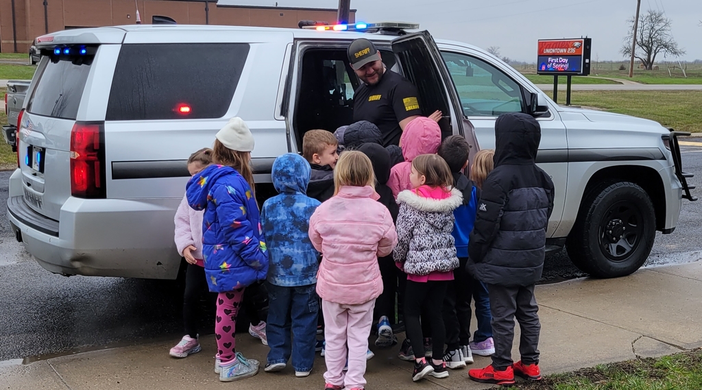 SRO Turner showing WBE kindergarten students his patrol car.